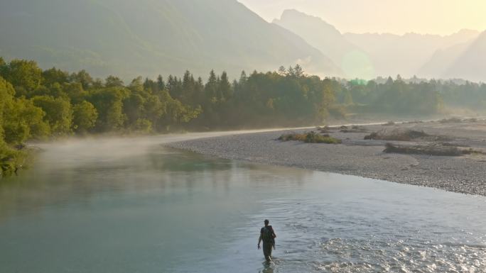 一个人在雾蒙蒙的河里钓鱼