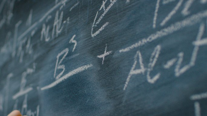 手拿粉笔，在黑板上写复杂复杂的数学公式