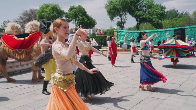 节假日公园露天文艺演出外国舞蹈世界大团结