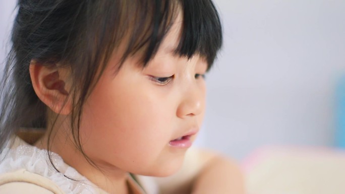 小朋友读书看书实拍素材