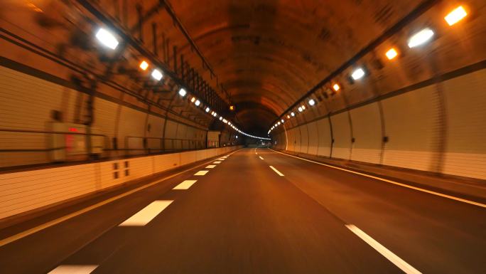 在黑暗的隧道里开车