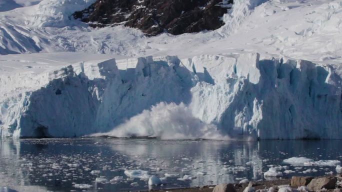 掉入进水里的冰块