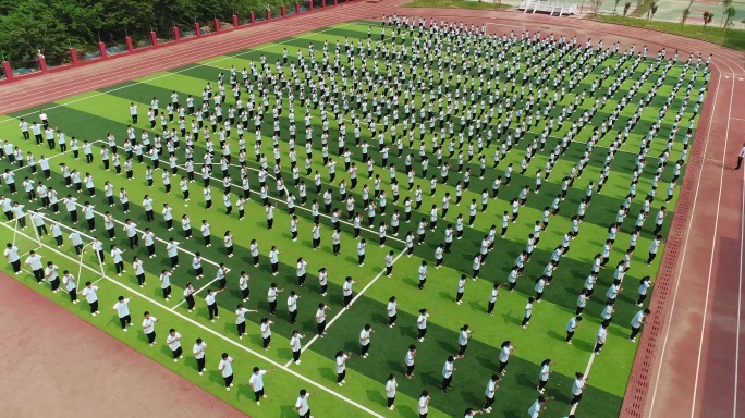 学生操场快速集合做课间操