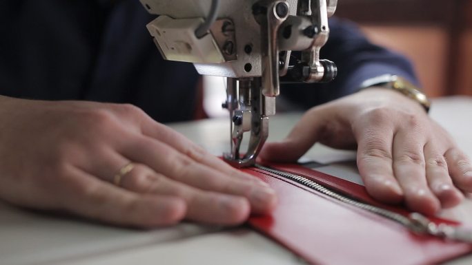 使用缝纫机制造一个皮革钱包