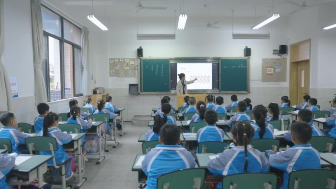 小学课堂老师讲课