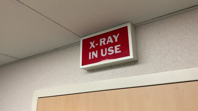 医院内关闭“X射线正在使用”的标志