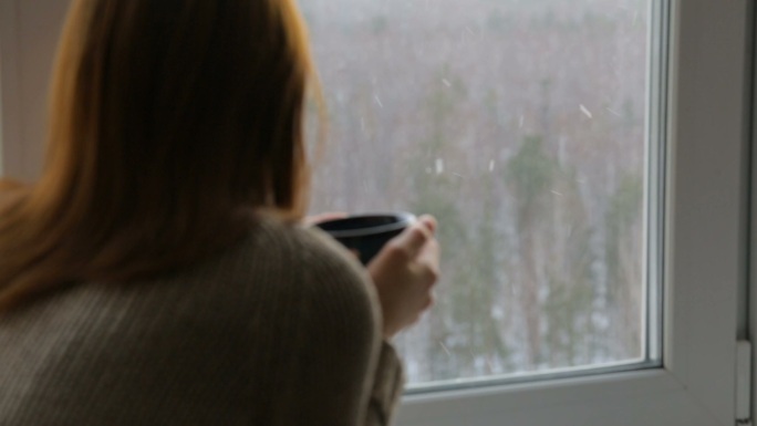 在窗边喝茶的女人公寓雪家庭房间