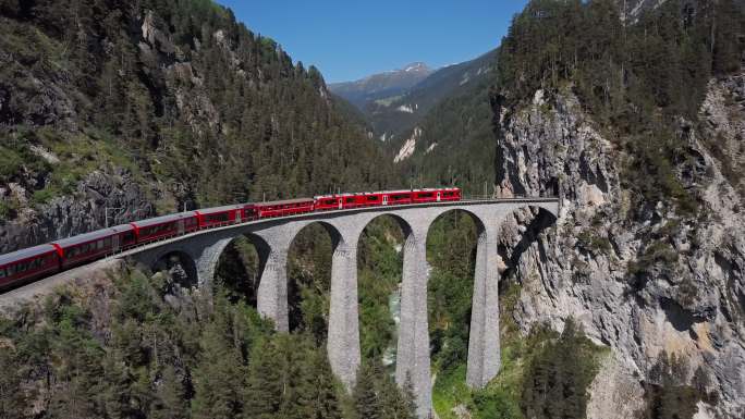 火车驶进山谷隧道拱桥跨山基建