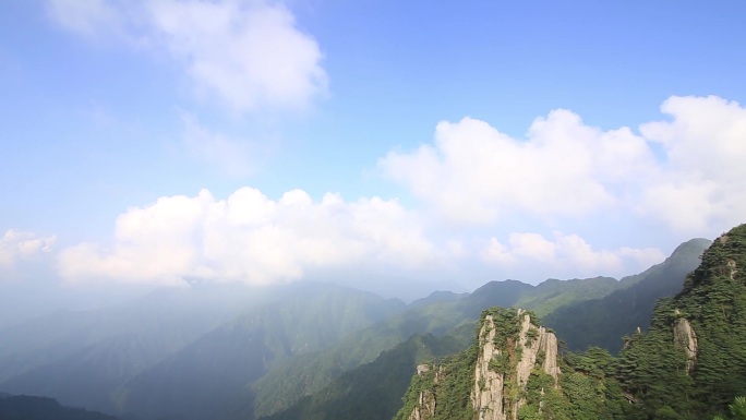 实拍高山悬崖峭壁云雾腾飞