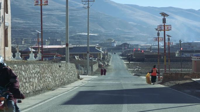 壤塘笔直公路远山窗外