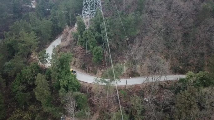 电力抢修车行驶在山路上视频素材