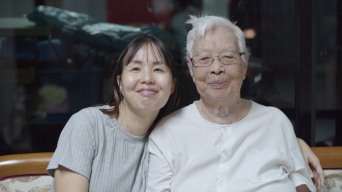 奶奶和孙女在家看相机