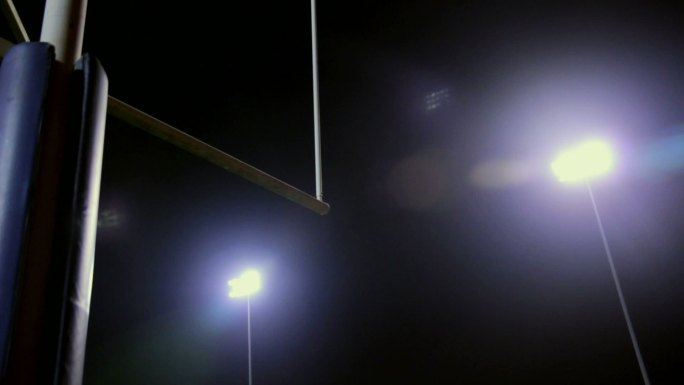 晚上体育场的照明灯