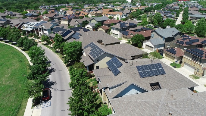 郊区屋顶太阳能电池板