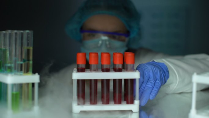 研究人员从冰箱中取出血清，进行干细胞分析