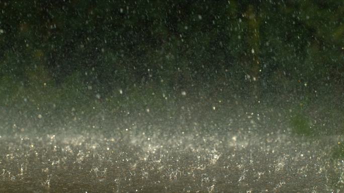 雨滴落在地面下雨雨滴升格慢镜头