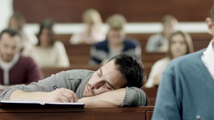 学生在教室睡觉