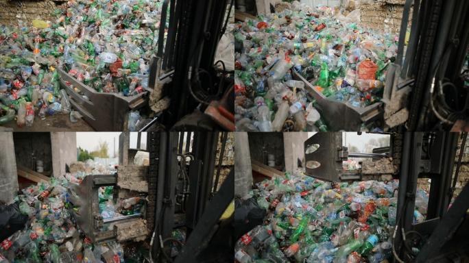 铲车在一堆塑料瓶上移动