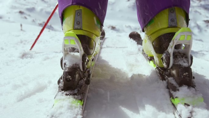 滑雪起步特写雪度假乐趣自由式阳光冬天旅游