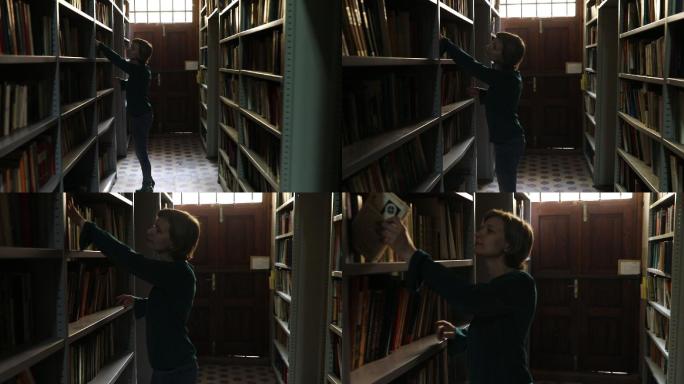 一个女人在书架上找书