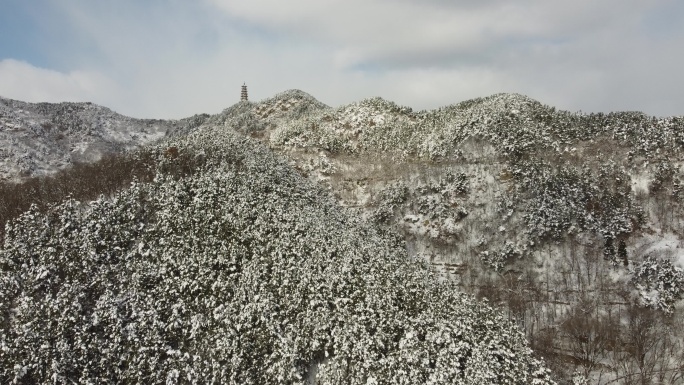 冬日雪山暖阳烟台塔山