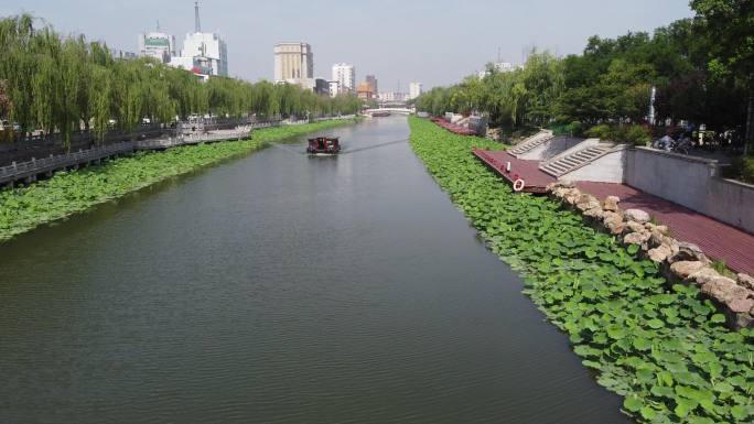 夏日里的护城河