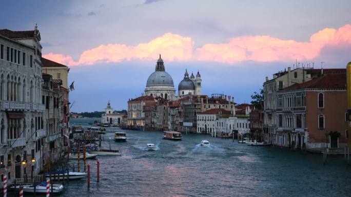 日落时分，威尼斯大运河与圣玛丽亚大教堂