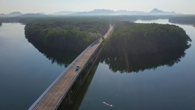 绿树公路旅行鸟瞰图