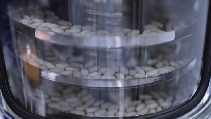 现代制药厂自动生产线上的药丸