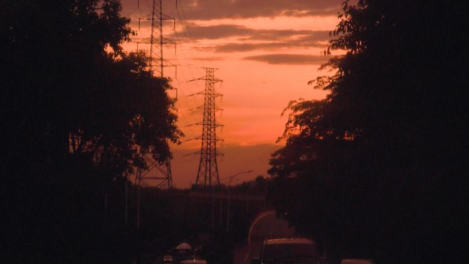 傍晚夕阳下汽车行驶，车窗外风景视频素材