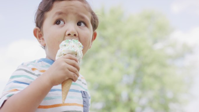 在吃冰淇淋的小男孩