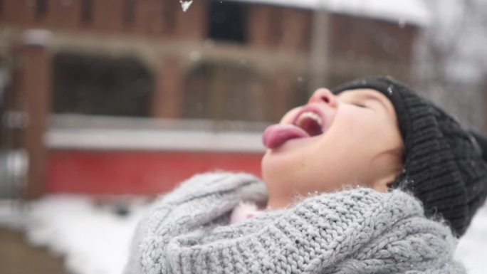 顽皮的孩子下雪时在户外玩