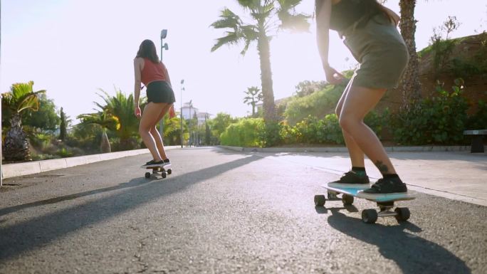 玩滑板极限运动广场业余生活积极生活态度