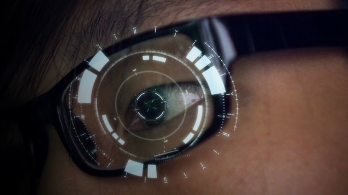 黑客用未来的透明眼镜抬头显示界面