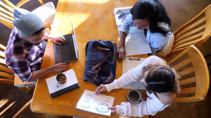 大学生在咖啡馆学习备考