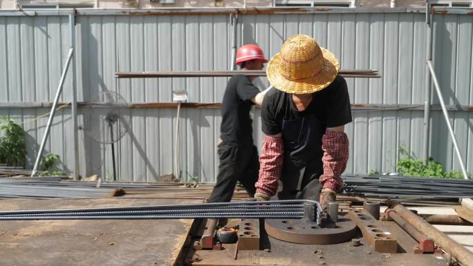 实拍建筑工地工人热乎朝天钢筋施工