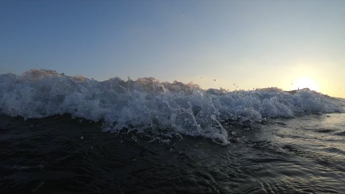 海浪特写镜头浪花袭来冲向镜头