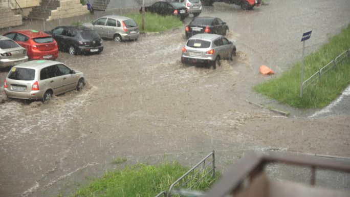 汽车在雨中行驶