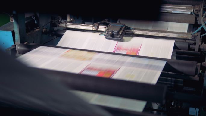 在印刷厂机器上印刷的报纸。