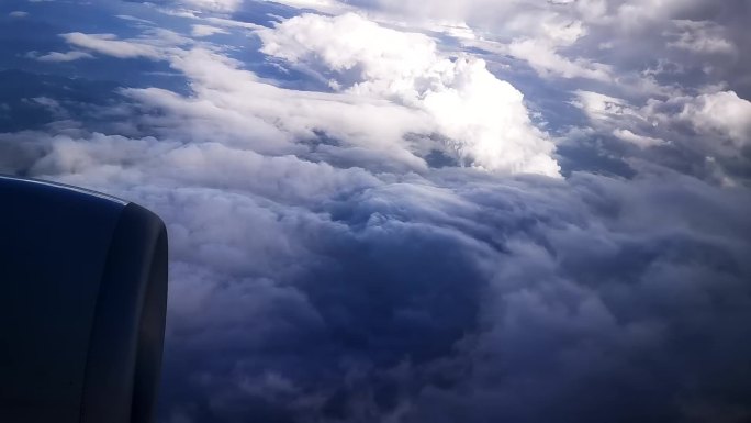 飞机遇上气流从蓝天白云进入乌云密布