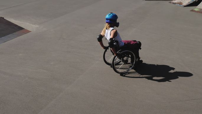 坐轮椅在溜冰场的女人