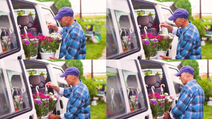 农民双手捧着鲜花放进车里