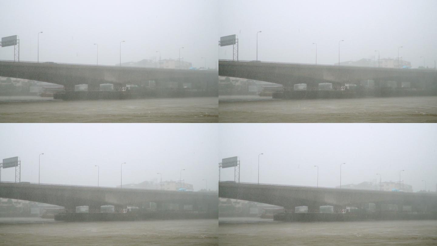 大桥背景下大雨天。