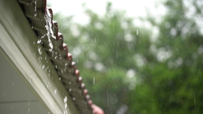 雨滴落在屋顶上