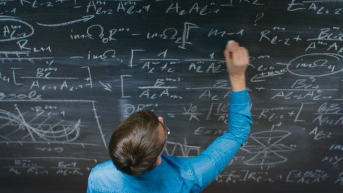 一个聪明的学生在黑板上写复杂的数学公式。