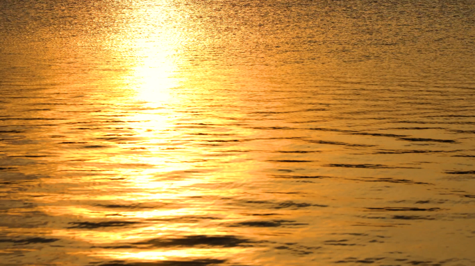 夕阳下的湖面