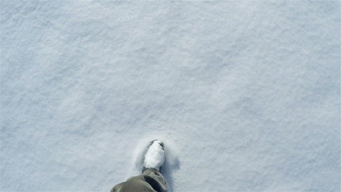 人们踩着厚厚的雪