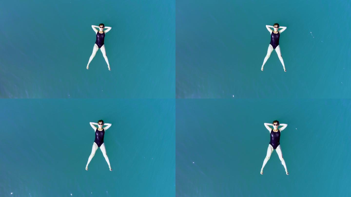 女人漂浮在水面上