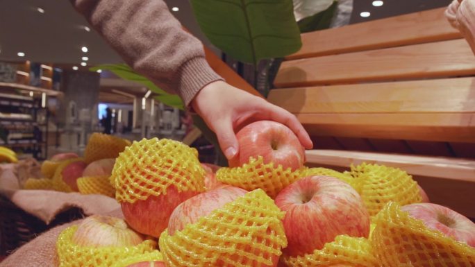 女人挑选苹果买水果