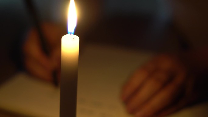 夜晚蜡烛灯光下写字写信